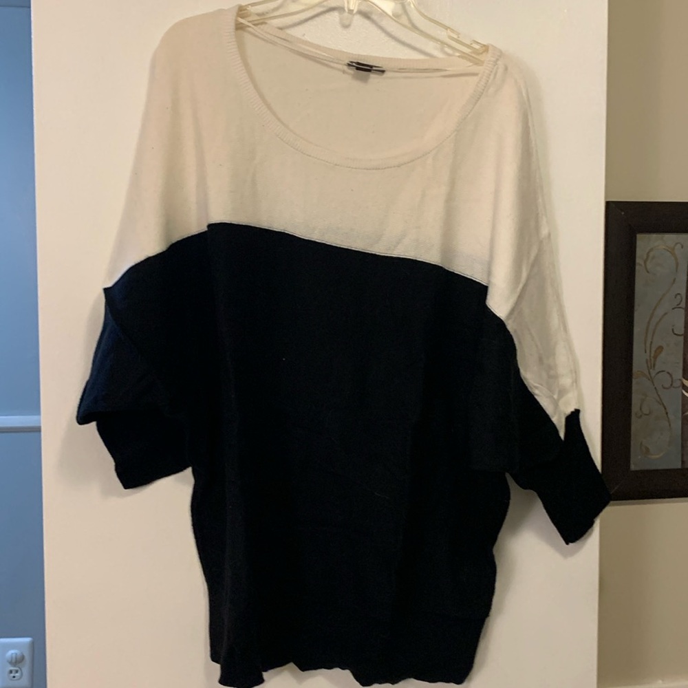 Women’s Dana Buchman black/white batwing lightweight sweater, size L